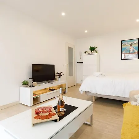 Elegant One Of Golden Square Appartement