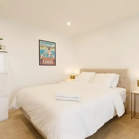 Elegant One Of Golden Square Apartment *