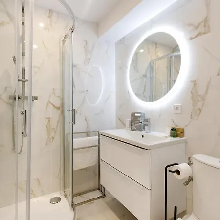 Elegant One Of Golden Square Apartment *